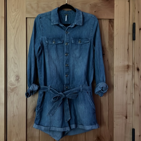 FREE PEOPLE Revolve Denim Chambray Button Front Tie Waist Romper Medium Bohemian - Picture 2 of 4